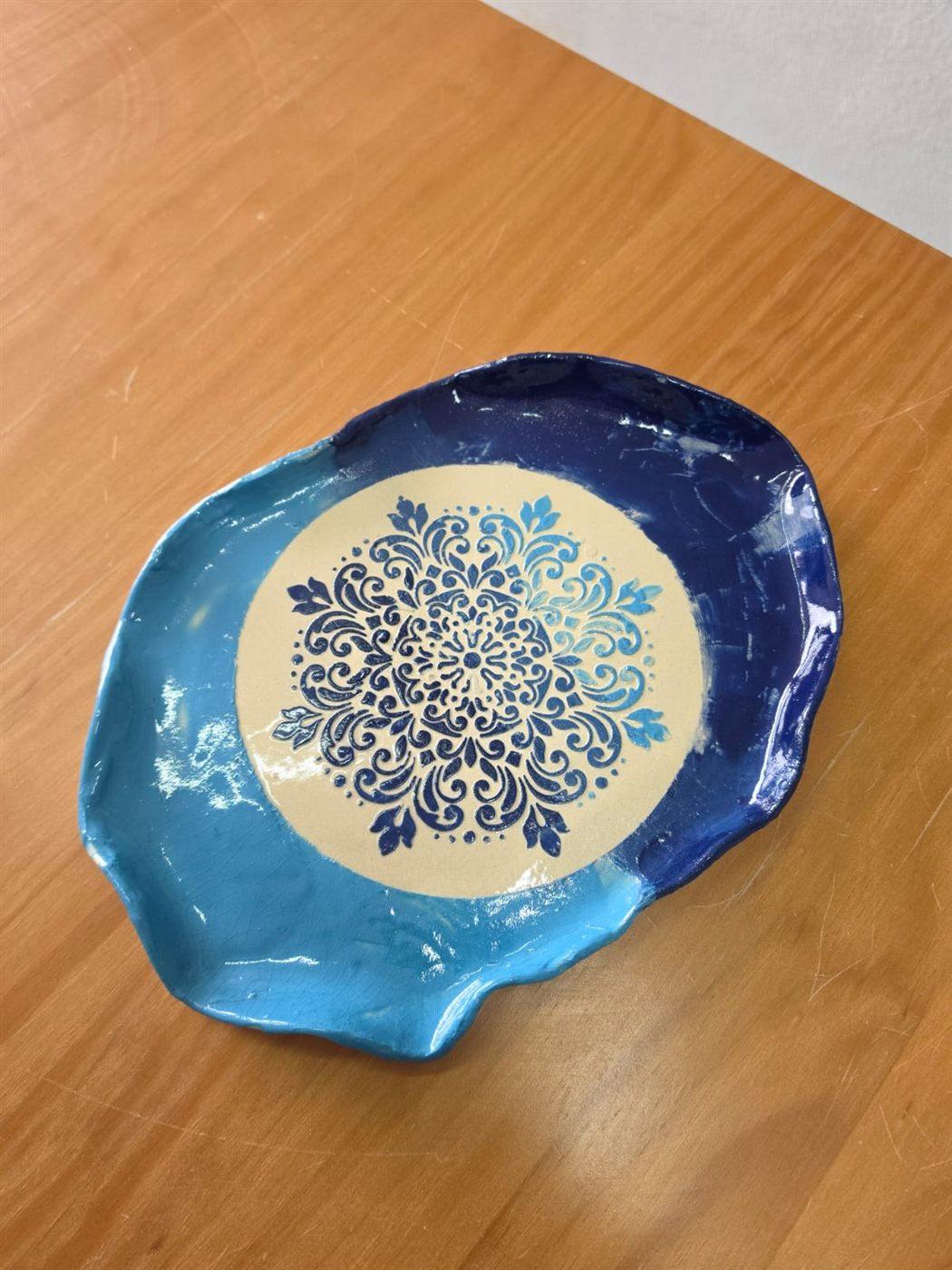 Prato de cerâmica azul com mandala