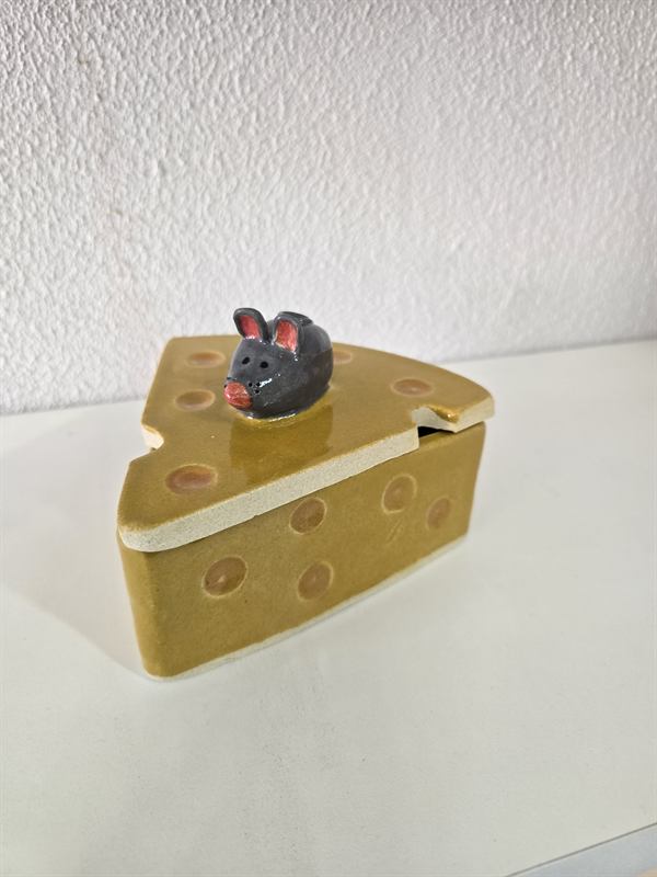Queijeira de cerâmica em formato de fatia de queijo, com um ratinho na tampa