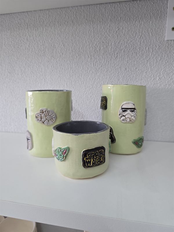 Copos de cerâmica verdes decorados com relevos do tema Star Wars