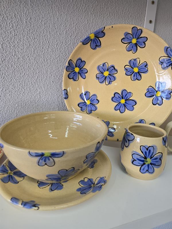 Louça de cerâmica com flores azuis pintadas à mão: prato, tigela e caneca